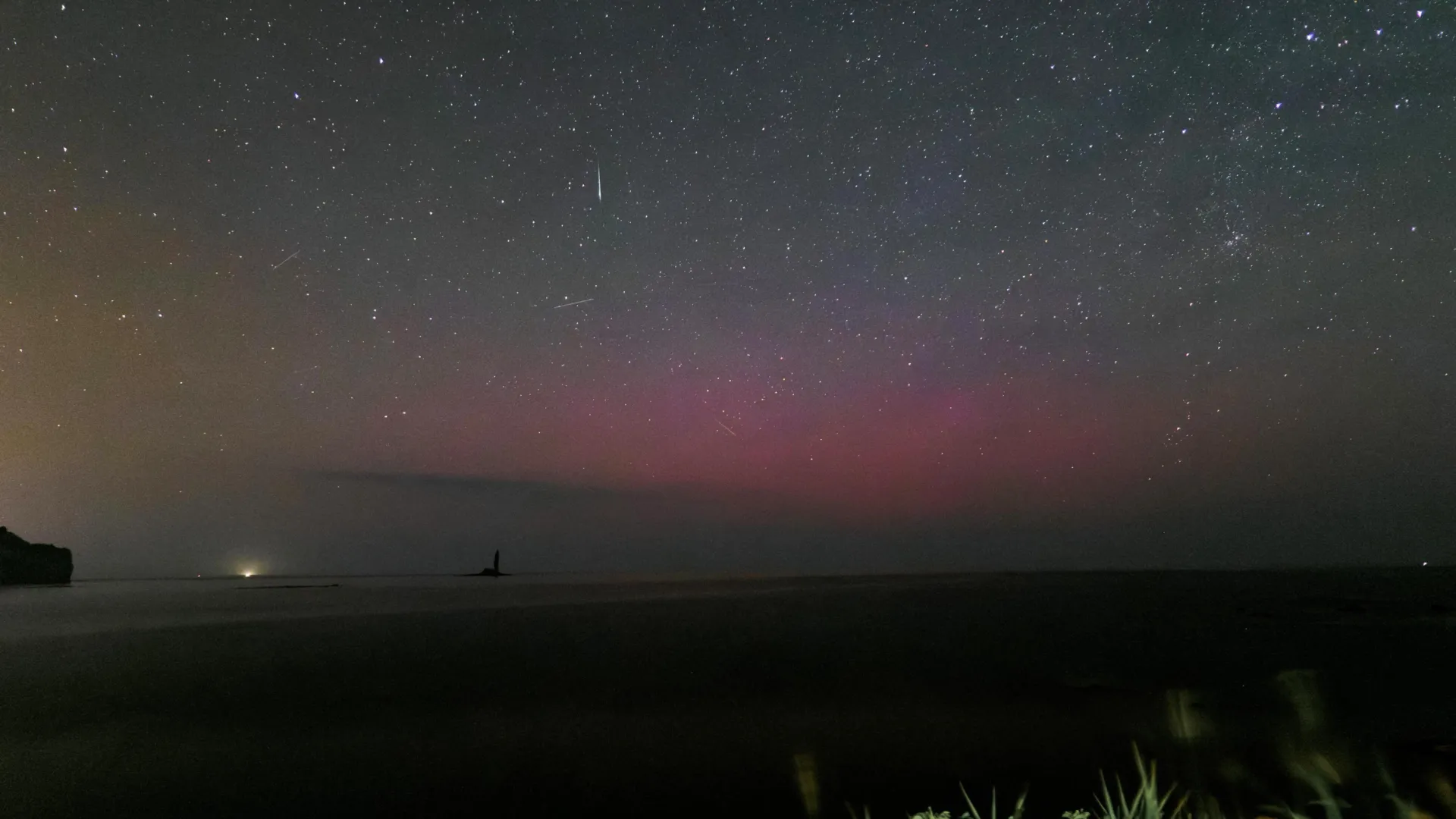 low-latitude-aurora-over-japan-1 Giant Red Auroras Over Japan
